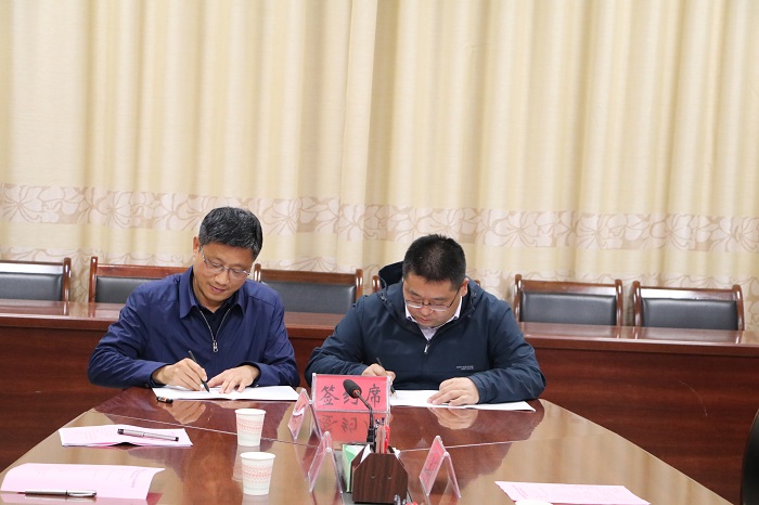 汤志校长与刘健区长签约.jpg 汤志校长与刘健区长签约.jpg