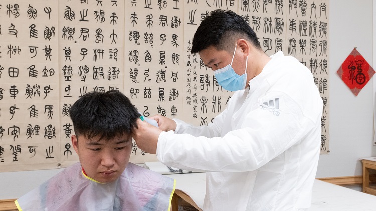 帮助学生理发.jpg 帮助学生理发.jpg